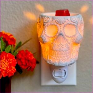 Scentsy Calaverita Mini Wax Melt Warmer ~ Day of the Dead Sugar Skull